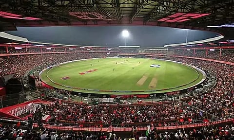 ஐபிஎல் தொடர்: புதிய மைதானத்தில் விளையாடும் பெங்களூரு அணி