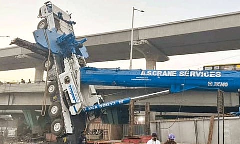 பெங்களூரு: மெட்ரோ பணியின்போது திடீரென கவிழ்ந்த ராட்சத கிரேன்