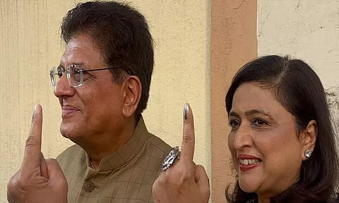 மராட்டிய உள்ளாட்சி தேர்தல்: முக்கிய பிரமுகர்கள் வாக்களித்தனர்; மந்தநிலையில் வாக்குப்பதிவு