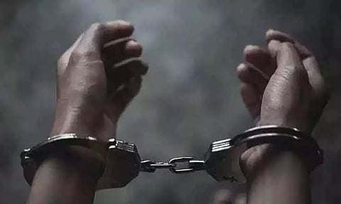 துணியை அழுக்காக்கியதால் ஆத்திரம்; 6 வயது குழந்தையை அடித்து கொன்ற தந்தை, சித்தி கைது