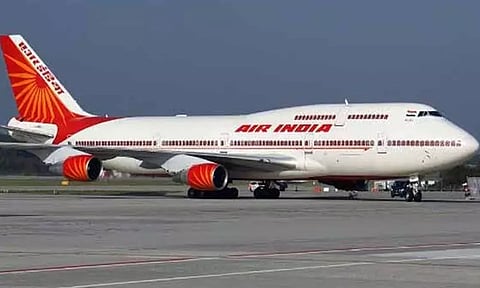 டெல்லி விமான நிலையத்தில் கண்டெய்னர் மீது மோதிய ஏர் இந்தியா விமானம்