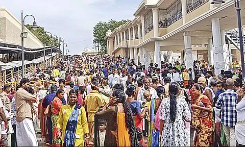 விடுமுறை தினம் : திருச்செந்தூர் கோவிலில் குவிந்த பக்தர்கள்