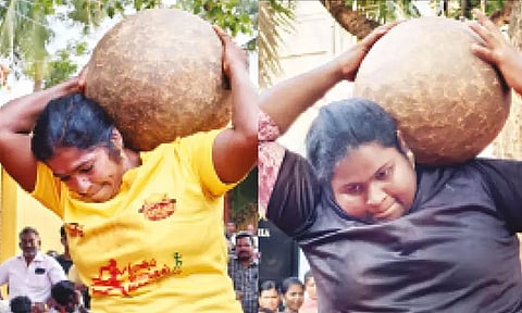 வள்ளியூர் அருகே பொங்கல் விளையாட்டுகள் கோலாகலம்: இளவட்டக்கல் தூக்கி அசத்திய பெண்கள்