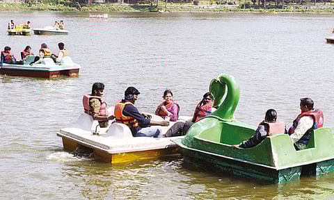 தொடர் விடுமுறை: ஏற்காட்டில் குவிந்த சுற்றுலா பயணிகள்