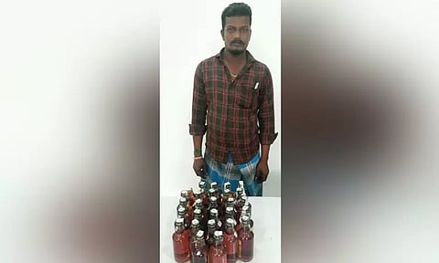 சட்ட விரோதமாக மது விற்றவர் கைது: 27 பாட்டில்கள் பறிமுதல்