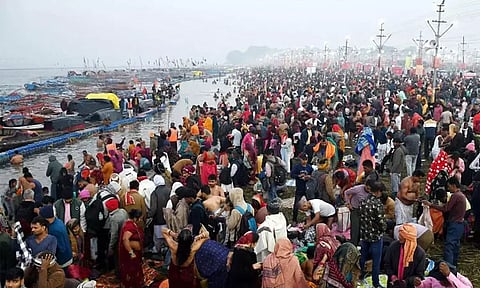 உ.பி.: மவுனி அமாவாசையை முன்னிட்டு பிரயாக்ராஜில் கடும் குளிரில் புனித நீராடிய பக்தர்கள்