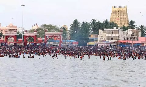 தை அமாவாசை: முன்னோர்களுக்கு தர்ப்பணம் - ராமேஸ்வரம் அக்னி தீர்த்தக் கடலில் குவிந்த பக்தர்கள்