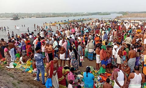 பூம்புகார் சங்கமத்துறையில் குவிந்த மக்கள்