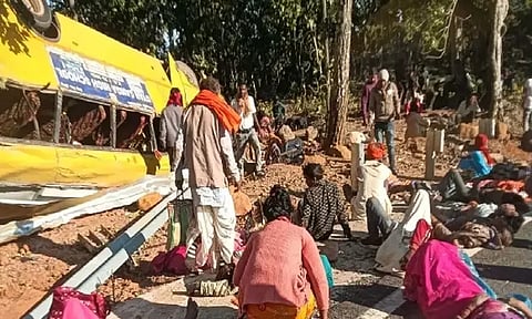 ஜார்க்கண்ட்: சாலையில் பஸ் கவிழ்ந்து விபத்து - 6 பேர் பலி