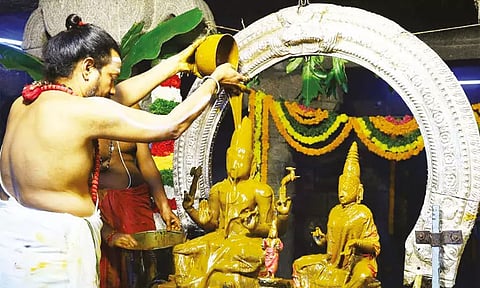 ஸ்ரீகாளஹஸ்தீஸ்வரர் மற்றும் தாயாருக்கு சிறப்பு அபிஷேகம்