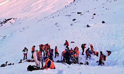 ஆஸ்திரியா: பனிச்சரிவில் சிக்கி 8 பேர் பலி