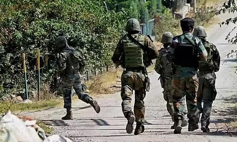காஷ்மீர்: பயங்கரவாதிகளுக்கு எதிரான என்கவுன்ட்டரில் 8 வீரர்கள் காயம்; தேடுதல் வேட்டை தீவிரம்