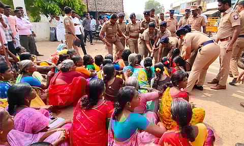 தனியார் காற்றாலை டவரை அகற்றக்கோரி ரேசன் கார்டை வீசி எறிந்து பொதுமக்கள் போராட்டம்