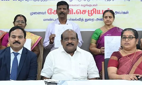 கல்லூரிகளின் ஆய்வகங்களை மேம்படுத்துவதற்கு ரூ.19.18 கோடி நிதி ஆணையினை வழங்கினார் கோவி. செழியன்