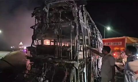 ஆந்திராவில் சொகுசு பேருந்தில் தீ: 3 பேர் உயிரிழப்பு