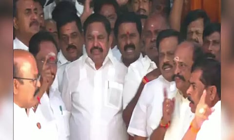 தமிழக சட்டப்பேரவையில் இருந்து அதிமுக எம்எல்ஏக்கள் வெளிநடப்பு