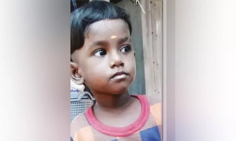 வீட்டின் அருகே விளையாட சென்ற 3 வயது ஆண் குழந்தை.. சில நிமிடங்களில் நடந்த பெரும் துயரம்
