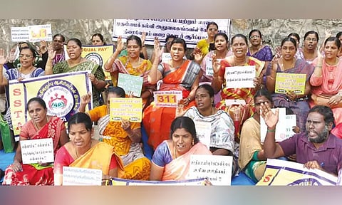 சம வேலைக்கு, சம ஊதியம் வழங்க கோரி இடைநிலை ஆசிரியர்கள் ஆர்ப்பாட்டம்