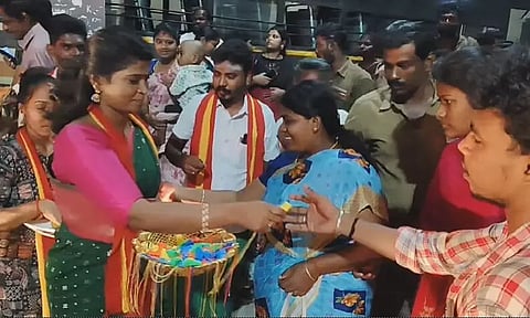 தூத்துக்குடியில் பொதுமக்களுக்கு விசில், இனிப்பு வழங்கிய தவெக நிர்வாகி அஜிதா ஆக்னல்