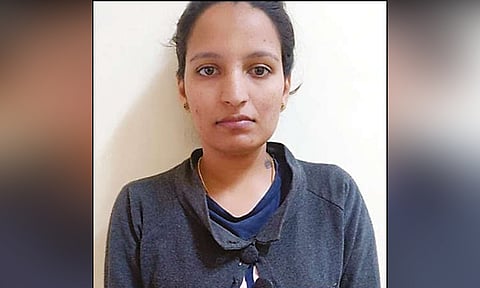 ஆபாச வீடியோ, புகைப்படம்... மடாதிபதியிடம் ரூ.1 கோடி கேட்டு மிரட்டிய இளம்பெண் கைது