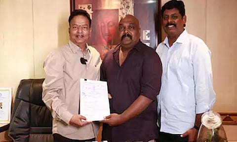 “மாயபிம்பம்” படத்தை பாராட்டி, இயக்குநருக்கு வாய்ப்பு வழங்கிய பிரபல தயாரிப்பாளர்