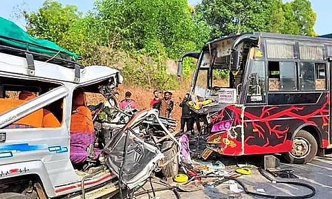 சுற்றுலா கார் மீது பஸ் மோதி கோர விபத்து - 4 பேர் பலி