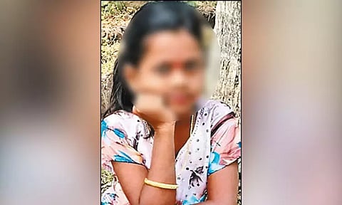 ஆந்திரா: பள்ளியில் மான் சிலை சரிந்து விழுந்து மாணவி பலி