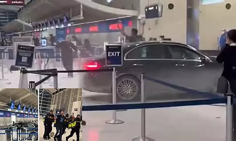 அமெரிக்கா: விமான நிலையத்திற்குள் புகுந்த சொகுசு கார் - 6 பேர் காயம்