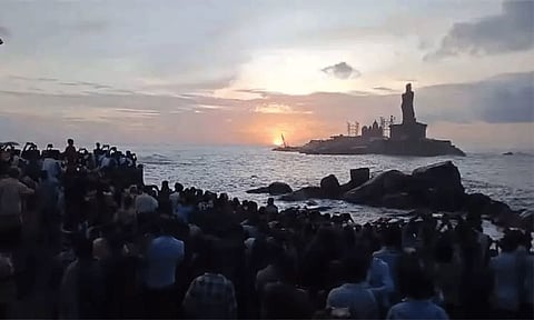 விடுமுறை தினம்: கன்னியாகுமரியில் குவிந்த சுற்றுலா பயணிகள்