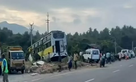 மதுரையில் ஆம்னி பஸ்கள் விபத்து: 3 பயணிகள் பலி, 15 பேர் படுகாயம்