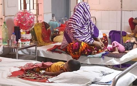 The photo shows measles patients receive treatment at a hospital.