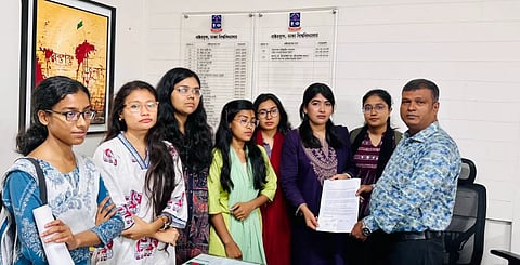 A group of female students of Dhaka University (DU) on Sunday submitted a memorandum to the university authorities.