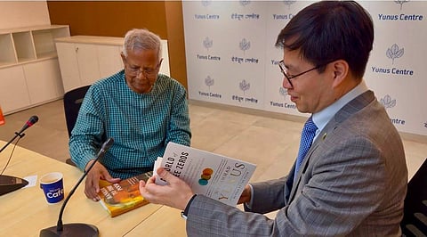 Yeo Han-koo, Minister for Trade of the Republic of Korea, and Nobel Laureate Professor Muhammad Yunus.