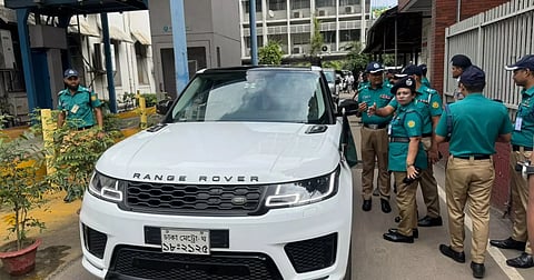 Traffic police stop a vehicle carrying Civil Aviation and Tourism Minister Rashiduzzaman Millat for wrong-side driving on Circuit House Road in Dhaka on Thursday.