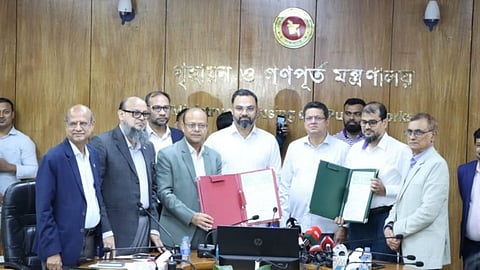 The Ministry of Housing and Public Works and the Ministry of Youth and Sports signed an MoU placing Abahani and Dhanmondi grounds under the latter's management.