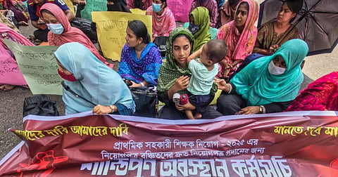 The protesters took position on the road in front of Shahbagh Police Station