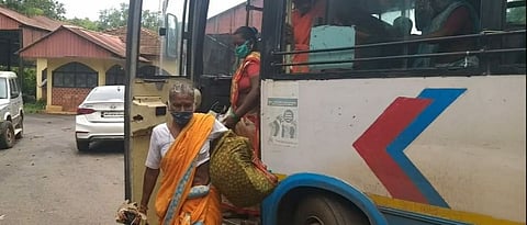 पोळे तपासणी नाक्यावरील कोरोना तपासणीला बगल देऊन मासे विक्रेत्या व कारवार मधील नागरीक गोव्यात.