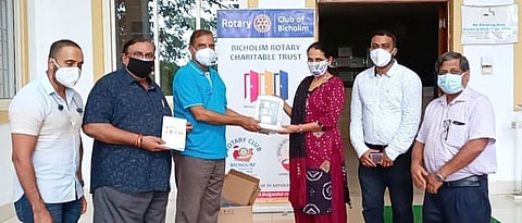 स्टेप-अप कोविड निगा केंद्राला 'मॉनिटर सिस्टिम' देताना रोटकी क्लबचे सदस्य