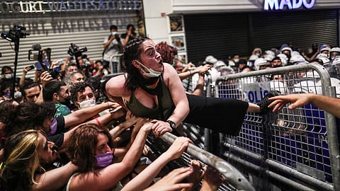 तुर्कीतील महिलांनी निदर्शने केली