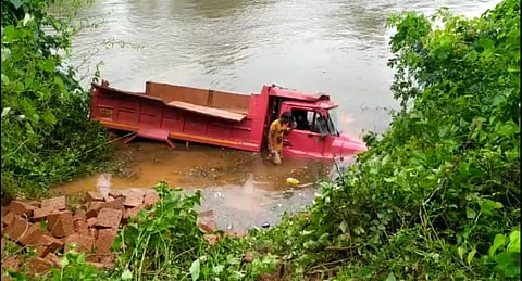 मुरमुणेजवळ एका वळणावर समोरील वाहनाला बाजू देताना रगाडा नदीत कोसळलेला टिप्पर ट्रक