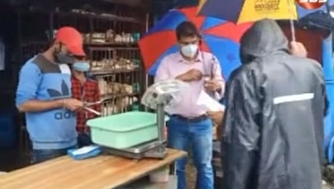 चिकन मार्केटची पाहणी करताना दयानंद ठक्कर, नेल्सन व इतर.