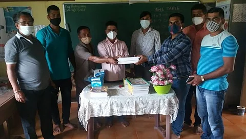 नवदुर्गा मंडळ साहित्याचे वाटप करताना