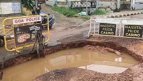 कळंगुट बागा येथील रस्त्यावर पडलेला जीवघेणा खड्डा