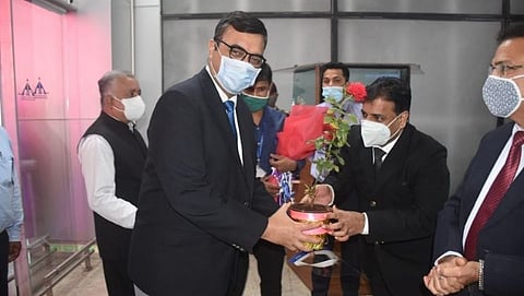 मुंबई उच्च न्यायालयाचे मुख्य न्यायमूर्ती दिपांकर दत्ता यांचे दाबोळी विमानतळावर स्वागत करताना.