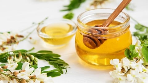 मधात अँटी मायक्रोबियल, अँटी ऑक्सिडंट गुणधर्म असतात जे व्हाइट हेड्सचा त्रास दूर करण्यास मदत करते.