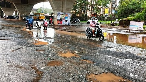 बायणा (Baina) येथील उड्डाण पुलाखालील रस्त्याची दुर्दशा व एका बाजूने ये-जा करणारी वाहने.