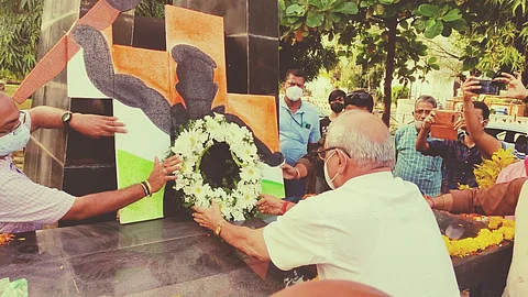 Mr. Arlekar while offering a wreath to the martyr's memorial, in Vasco -Goa. on Monday, 26 July, 2021.