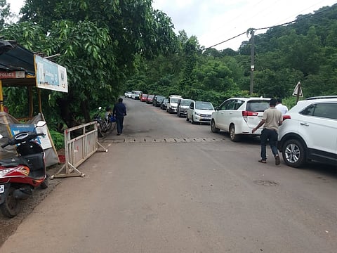 केरी सत्तरी येथे पर्यटकांची गर्दी/ वाहनांच्या रांगा