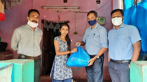 पूरग्रस्त कुटुंबांना (flood-affected families) सेझा (वेदांता) खाण कंपनीकडून (Seza Mining Company) कडधान्य देण्यात आले आहे.