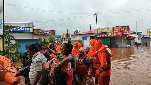 कोल्हापूर (Kolhapur) येथे बचावकार्य करताना NDRF ची टीम